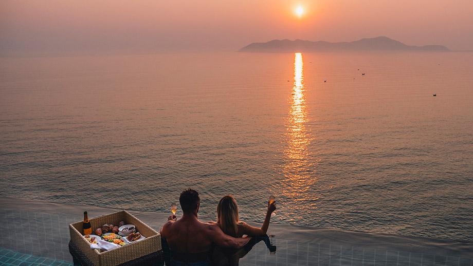 Banyan Tree Vietnam Lang Co Dining - Floating Breakfast