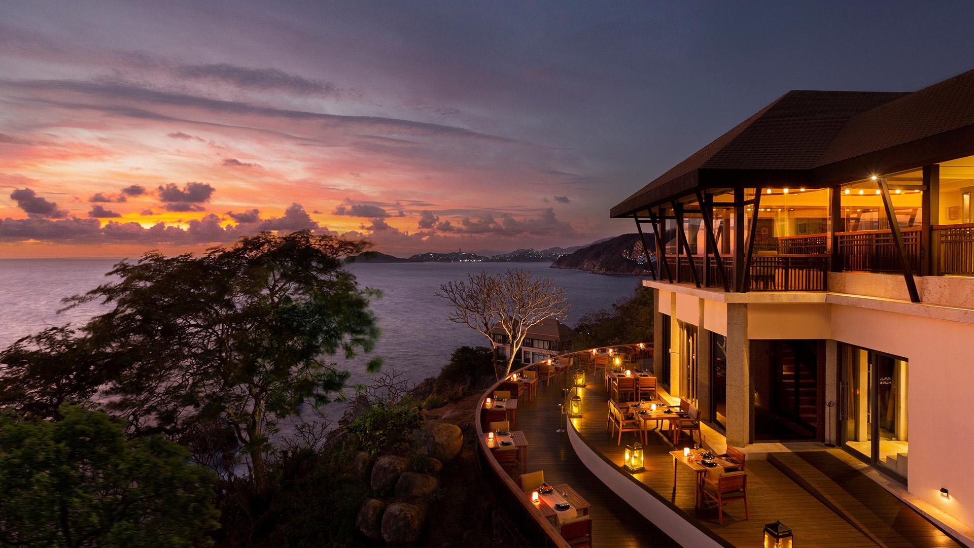 Dining at Restaurant Saffron of Banyan Tree Cabo Marques Acapulco