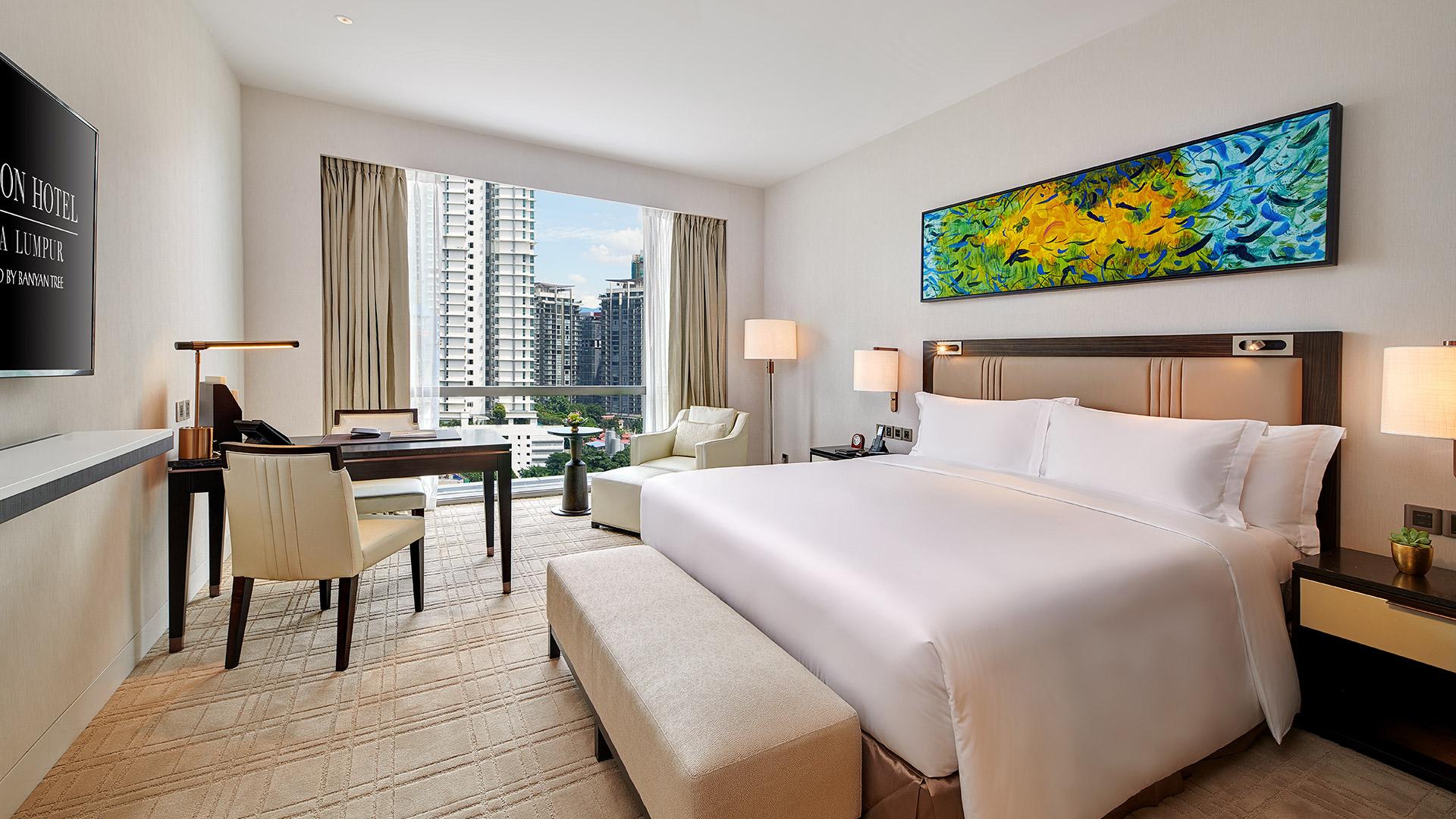 club-city-oasis_king-bedroom.jpg
