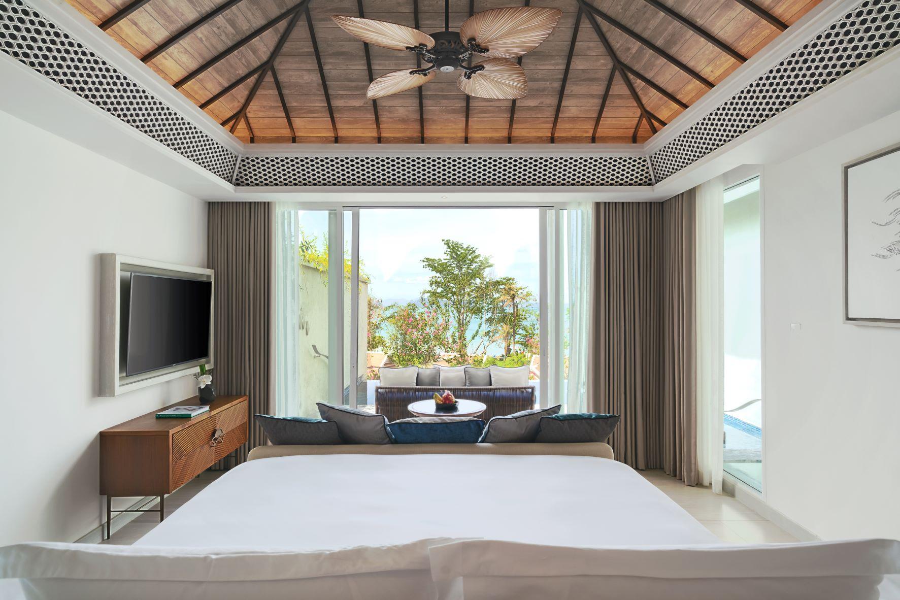 Deluxe Pool Suite