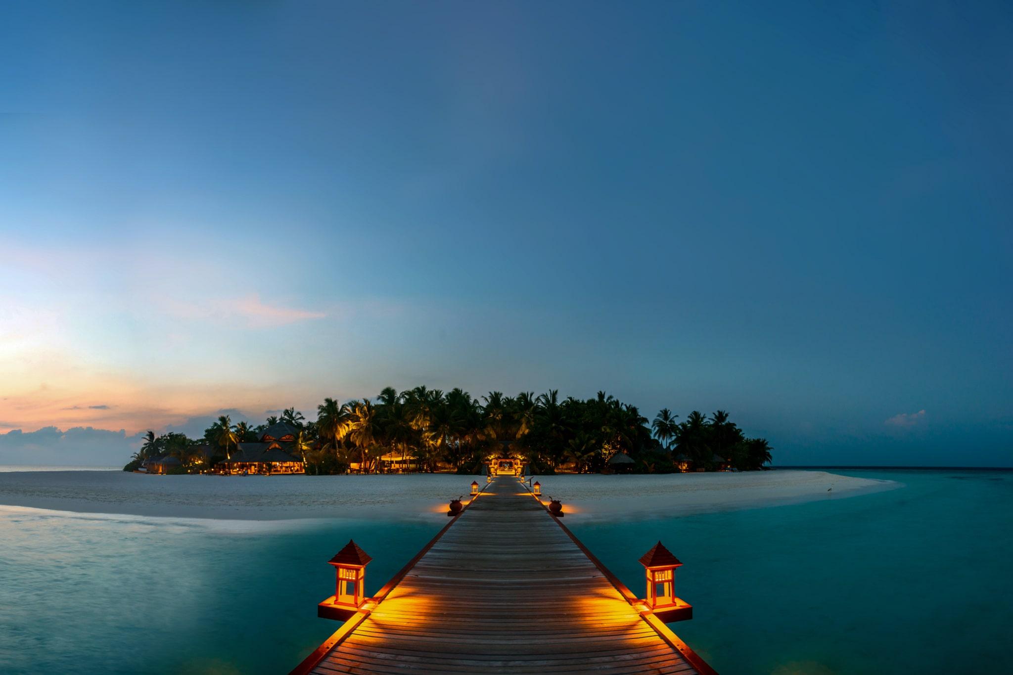 banyan tree vabbinfaru maldives night pier